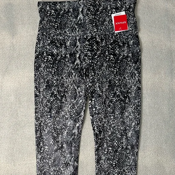 SPANX Faux Leather Snake Shine Leggings Size Large NWT Grey Pants - Picture 2 of 9